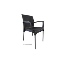 Chaise en plastique noire avec accoudoirs vue de face