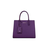 Sac à main CHRISBELLA porté à l’épaule style urbain