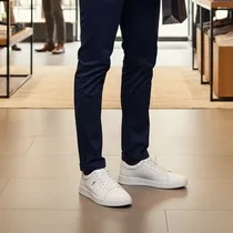 Portée de profil des sneakers luxe Hugo Boss en cuir.