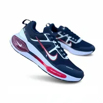 Vue latérale de la Nike Air Zoom bleu marine tenue à la main.