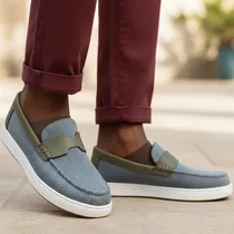 Baskets texturées portées par un homme avec un pantalon beige élégant.