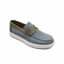 Paire de baskets unisexes grises à motif chevron sur fond blanc épuré.