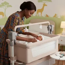 Bébé dormant paisiblement dans son lit de cododo électrique.