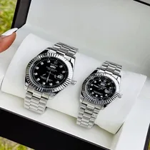 Duo de montres de luxe argentées pour couple dans leur coffret de présentation.
