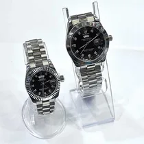 Zoom sur le bracelet en acier inoxydable et le fermoir sécurisé des montres duo.