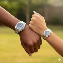 Couple portant les montres assorties en acier inoxydable argenté.