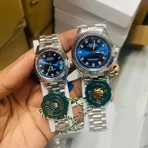 Détail du cadran noir serti de diamants et affichage jour-date montre luxe.