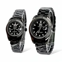 Duo de montres noires pour illustrer le style et la taille.