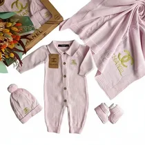 Détail des petits chaussons blancs et boutons de la combinaison.