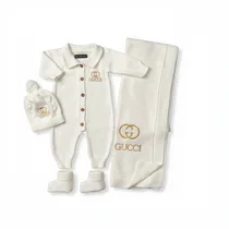 Ensemble complet bébé Gucci blanc avec couverture et bonnet.