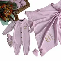 Zoom sur la combinaison bébé Gucci en maille boutonnée.