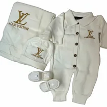Ensemble complet bébé Louis Vuitton blanc sur fond neutre.