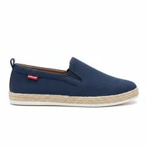 Espadrilles homme bleu marine sur fond bois avec embauchoirs.