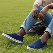 Chaussures espadrilles bleu en toile pour homme élégant.