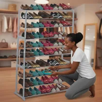 Maman utilisant l'étagère pour ranger des chaussures colorées.