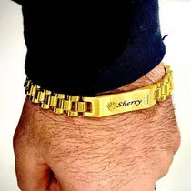 Bracelet gourmette mailles luxe dorées avec plaque gravée et cristaux.