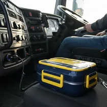 Lunch box électrique bleue et jaune branchée sur le port 12V d'un camion.