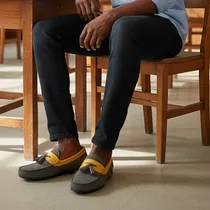 Zoom sur la semelle noire antidérapante du mocassin Polo Club.