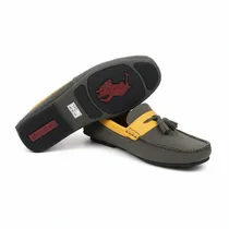 Vue de profil du mocassin Polo Club gris avec détails jaunes et pompons.