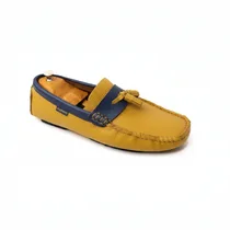 Zoom sur l'étiquette latérale griffée Polo Club du mocassin.