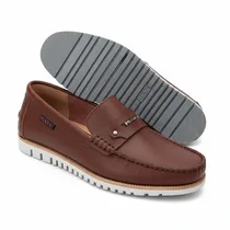 Détail semelle crantée blanche et grise mocassin Prada.