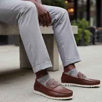 Mocassin Prada homme cuir marron vue de profil.