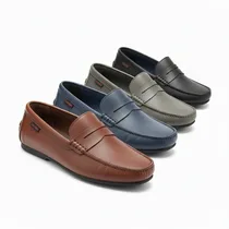 Détail des coutures et logo Calvin Klein sur mocassin.