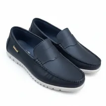 Mocassins homme en cuir bleu marine vue de profil.