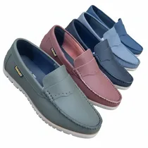 Zoom sur la semelle crantée antidérapante grise et marron.