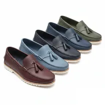 Zoom sur les finitions et coutures du cuir bleu.