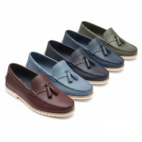 Zoom sur les finitions et coutures du cuir bleu.