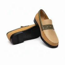 Vue de dessus de deux chaussures J.M. Weston sur parquet en bois.