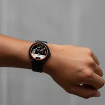 Gros plan du cadran orange et noir style chronographe