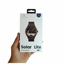 Main tenant la boîte scellée de la montre HAYLOU Solar.