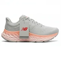 Vue latérale New Balance Fresh Foam X More v4 grise avec semelle rose.