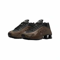 Profil latéral de la Nike Shox R4 marron et noir montrant les colonnes d'amorti.