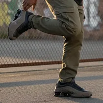 Gros plan sur la semelle technologique Shox et les finitions métallisées du talon, Nike Shox R4 : Sneakers Style et Performance