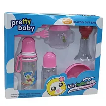 Coffret complet Pretty Baby Entire Healthy avec biberons roses et accessoires sous emballage bleu.