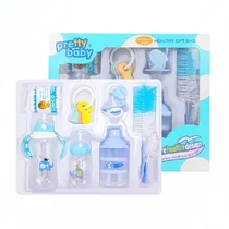Couverts et accessoires de soin roses inclus dans le pack cadeau Pretty Baby.