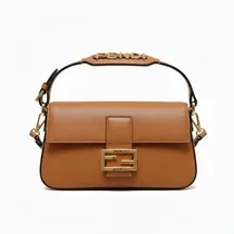 Vue de face sac Fendi en cuir grainé et fermoir métallique.