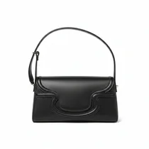 Vue d'ensemble du petit sac à main en cuir noir.