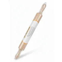 Rouleau à pâtisserie en bois naturel avec étiquette posé sur fond blanc.