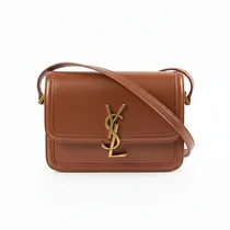 Sac bandoulière en cuir marron clair avec logo doré face avant.