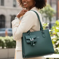 Femme afro-descendante portant le sac Hermès vert avec un tailleur beige