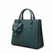 Détails des finitions et du fermoir du sac Hermès 3-en-1 en cuir vert.