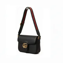 Vue de profil sac Gucci cuir noir et sangle.