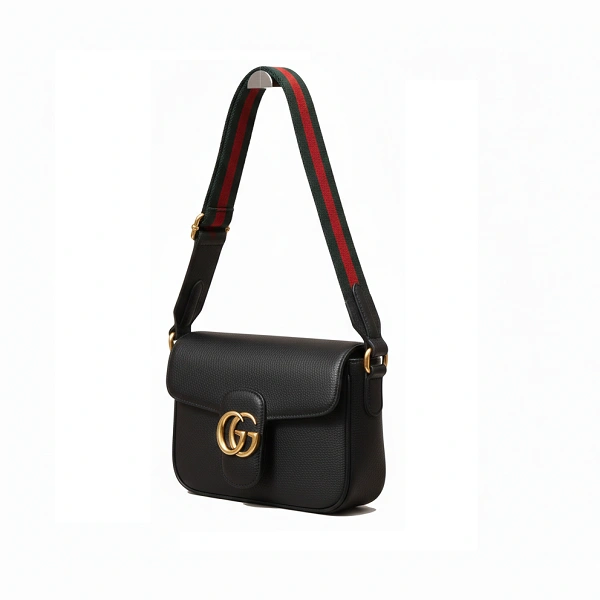 Vue de profil sac Gucci cuir noir et sangle.