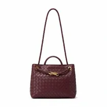 Sac à main Bottega bordeaux en cuir tressé face.