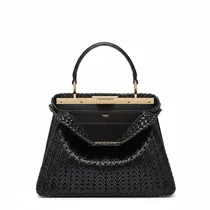 Sac élégant marron en cuir tressé avec détails dorés.