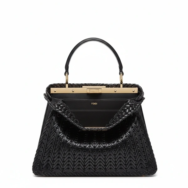 Sac élégant marron en cuir tressé avec détails dorés.